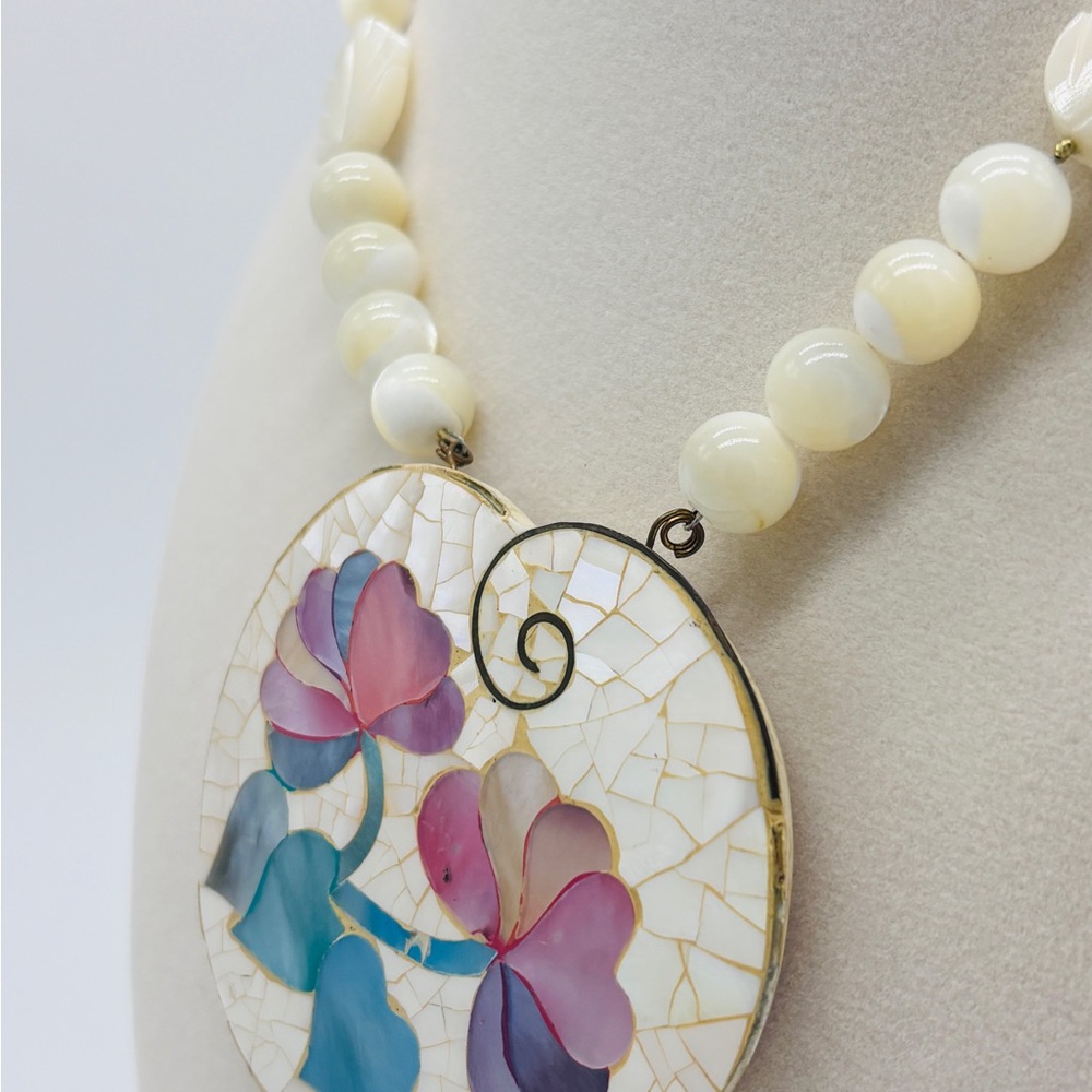 Vintage 1970’s Lee Sands Mother of Pearl Necklace with Floral Pendant - Picture 5 of 9
